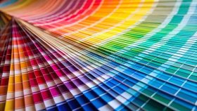 Närbild på en färgkarta som visar olika nyanser av regnbågens färger.